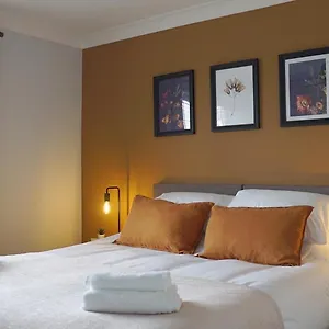 The Pavilion - Stunning, 4 Bedroom House With Free Parking Holiday home Wakefield